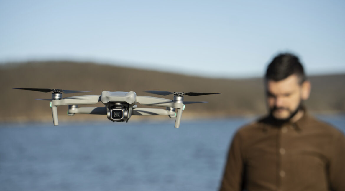 homem embacado de tiro medio com drone ao ar livre