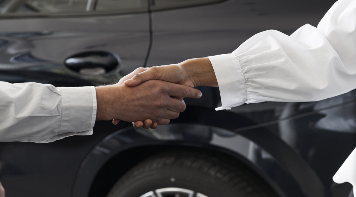 mulher desfrutando de sua independencia financeira ao comprar carro